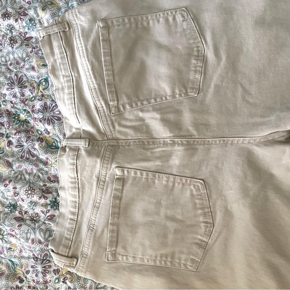 Gloria Vanderbilt All-Around Slimming Effect Cuff Capri. - Picture 4 of 4